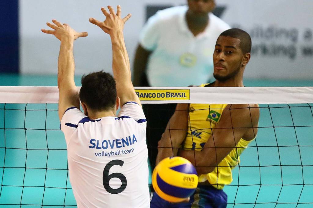 Brasil começou devagar, mas engrenou contra a Eslovênia (Foto: Célio Messias/Inovafoto/CBV)