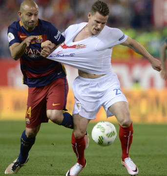 Lance polêmico, que gerou a expulsão do zagueiro blau-grana (Foto: JOSEP LAGO / AFP) 