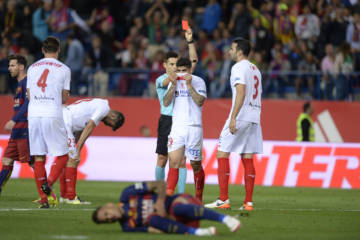 Segunda expulsão mudou os rumos do confronto em Madri (Foto: JOSEP LAGO / AFP) 