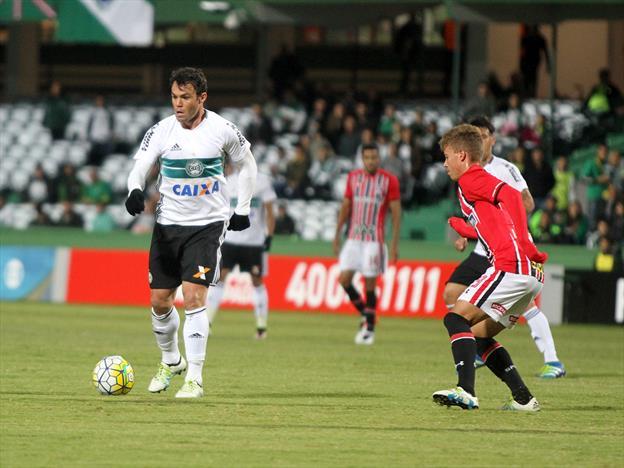 Kléber esteve apagado, mas a partida foi muito disputada no Alto da Glória (Divulgação)