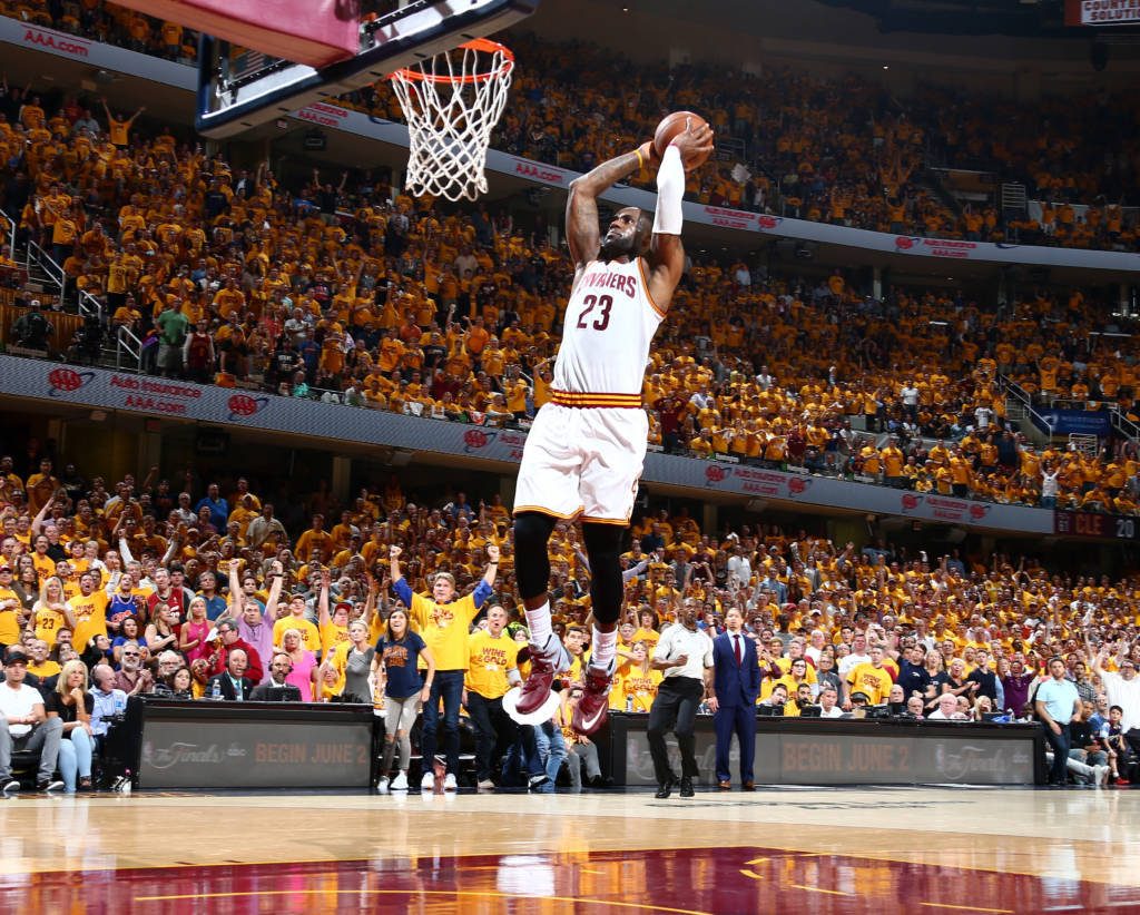 LeBron ajudou o Cavaliers a conquistar a terceira vitória contra o Raptors (Foto: Nathaniel S. Butler/NBAE via Getty Images/AFP)