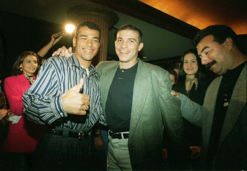 Luizão só deixou namorada de lado para festejar com companheiro Cafu (Foto: Acervo/Gazeta Press)