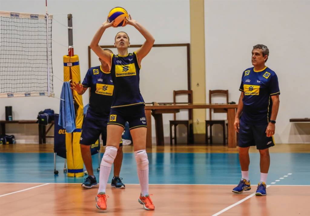 A levantadora Roberta se preparou para os amistosos em Saquarema (RJ) (Foto: Marcelo Régua/Inovafoto/CBV)