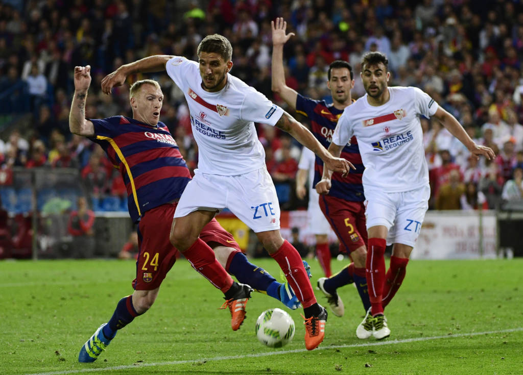 Mathieu se lesionou em final da Copa do Rei (Foto: PIERRE-PHILIPPE MARCOU/AFP)