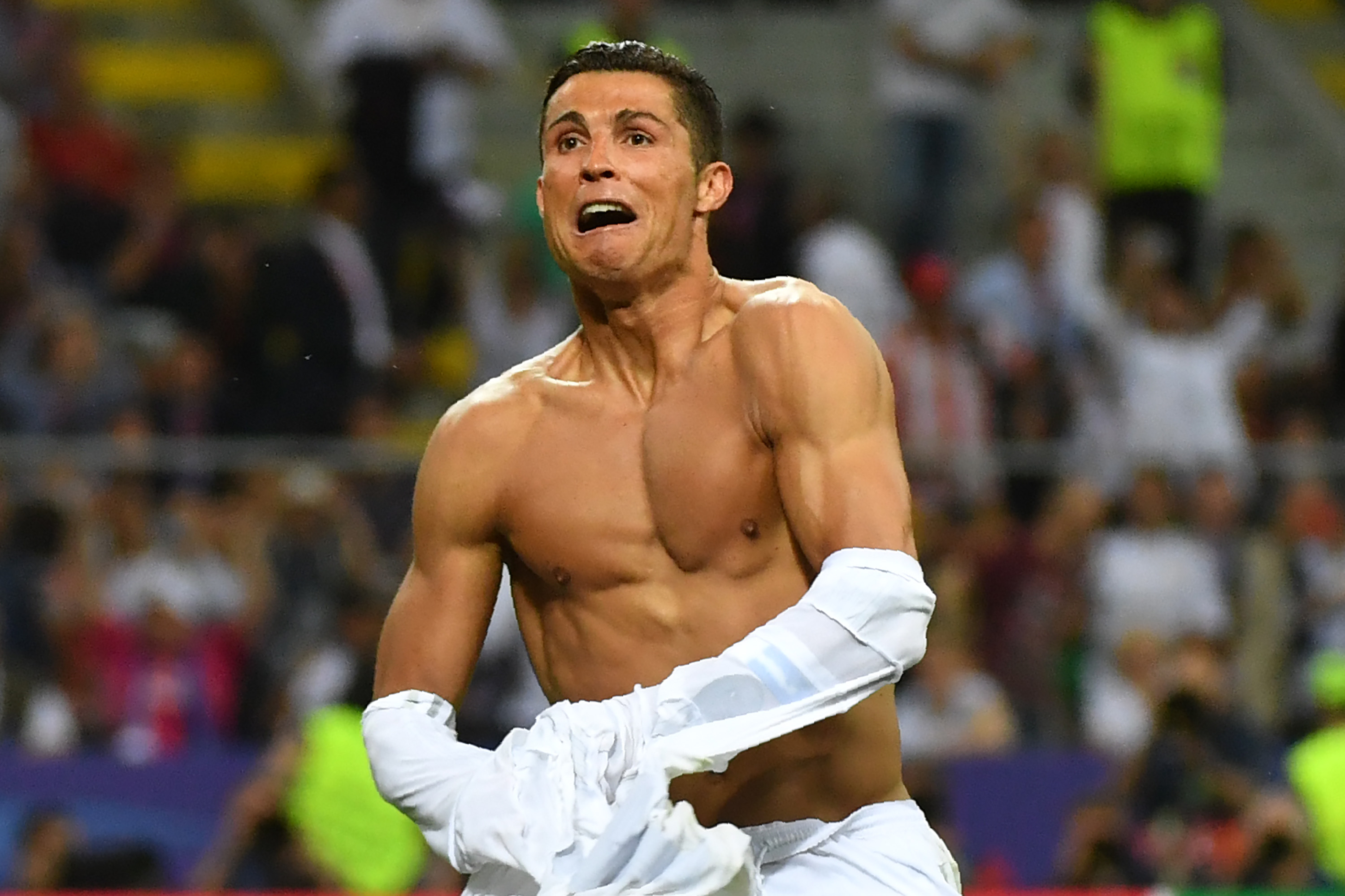 Cristiano Ronaldo bateu o último pênalti da equipe do Real, que triunfou por 5 a 3 após empate por 1 a 1 (Foto: Gerard Julien/AFP)