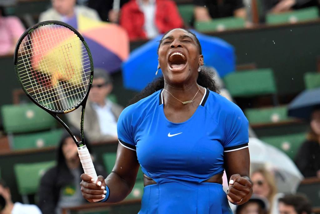 Serena sofreu no segundo set diante da empolgada Mladenovic (Foto: Miguel Medina/AFP))