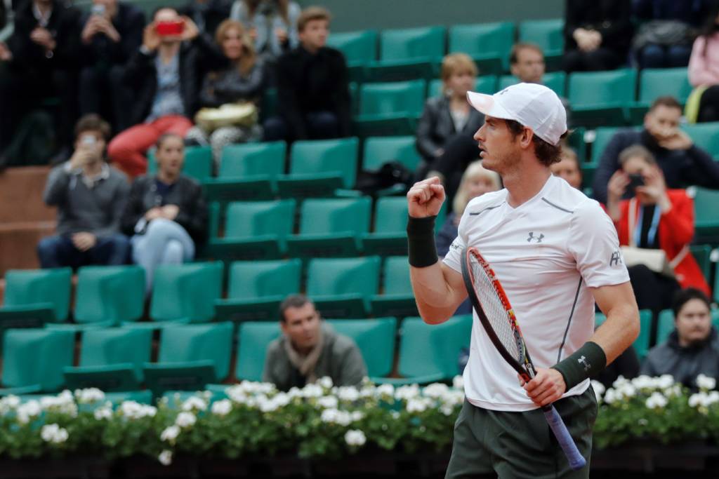 Andy Murray celebra vitória contra John Isner em Paris (Foto: Thomas Samson/AFP)