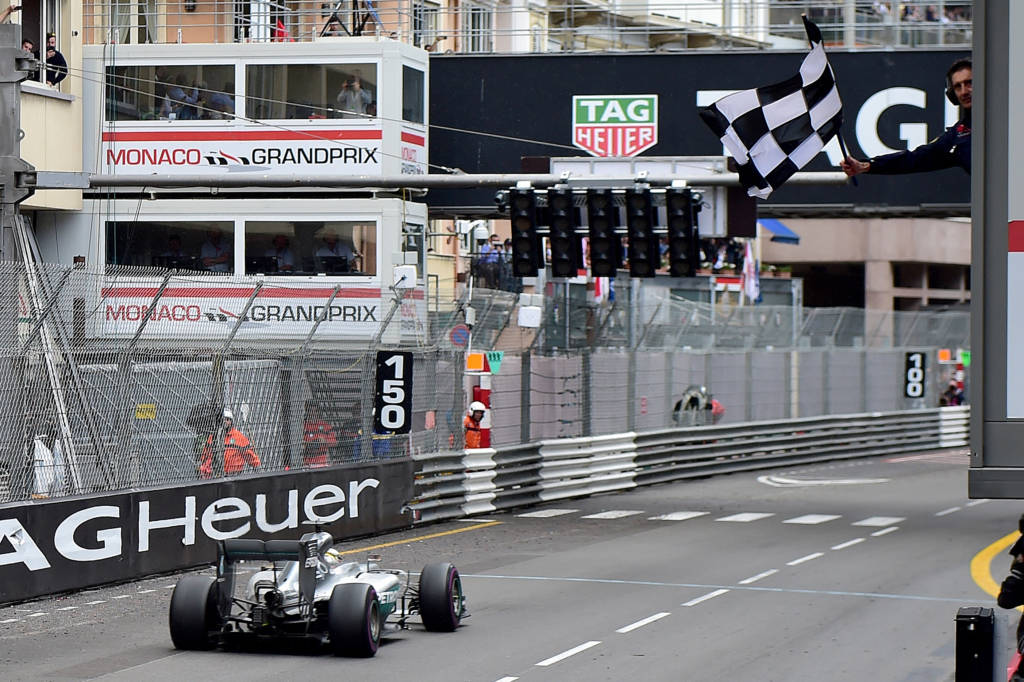Britânico venceu a primeira do ano e se aproximou de Rosberg no Mundial (Foto: Andrej Isakovic/AFP)