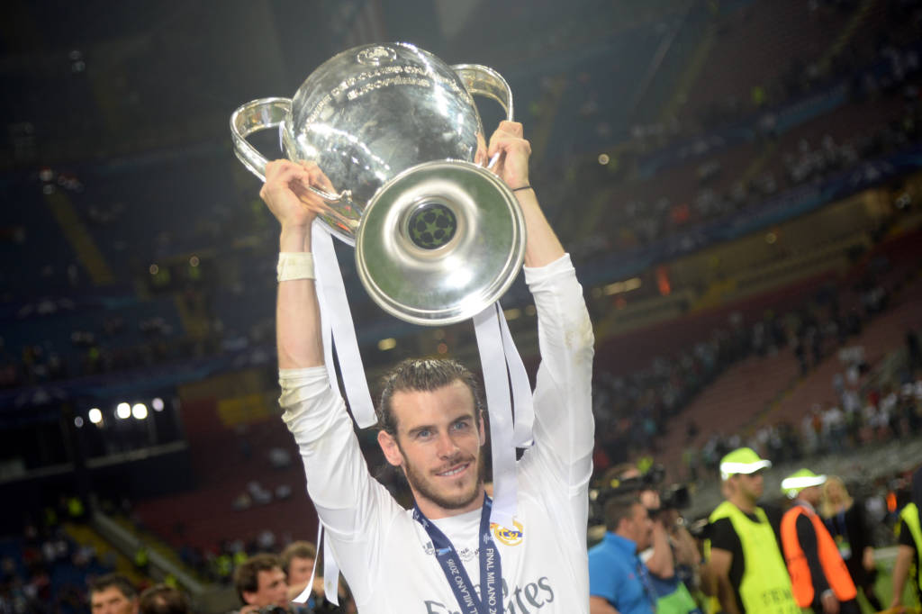 Gareth Bale, com o troféu da Liga dos Campeões, sonha também com a Eurocopa (Foto: Filippo Monteforte/AFP)