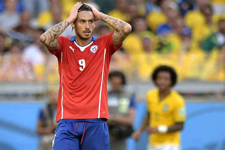 O atacante Pinilla lamenta gol perdido diante o Brasil, na Copa do Mundo de 2014 (Foto: Juan Mabromata/AFP)