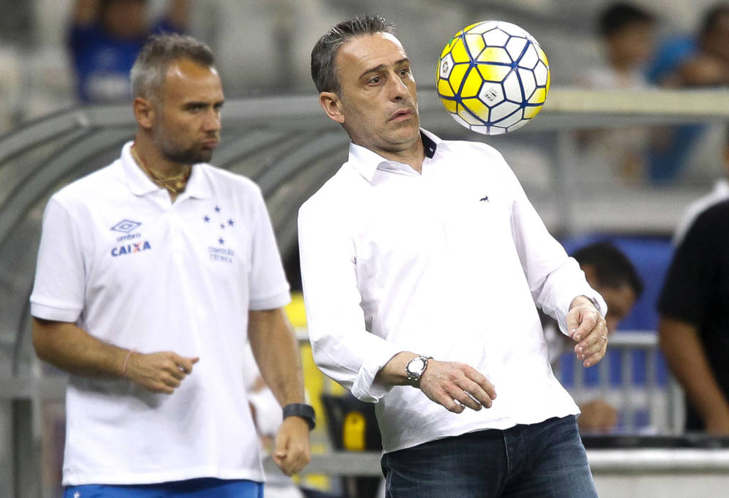 Com Bento suspenso, Cruzeiro será comandado pelo auxiliar Ricardo Peres (ao fundo) nesta quarta (Washington Alves/Light Press)