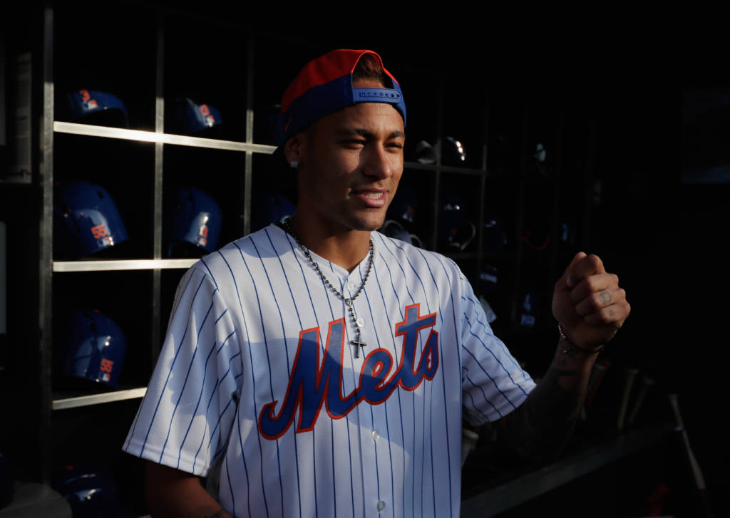 Neymar com a camiseta do NY Mets (Foto: Al Bello/AFP)