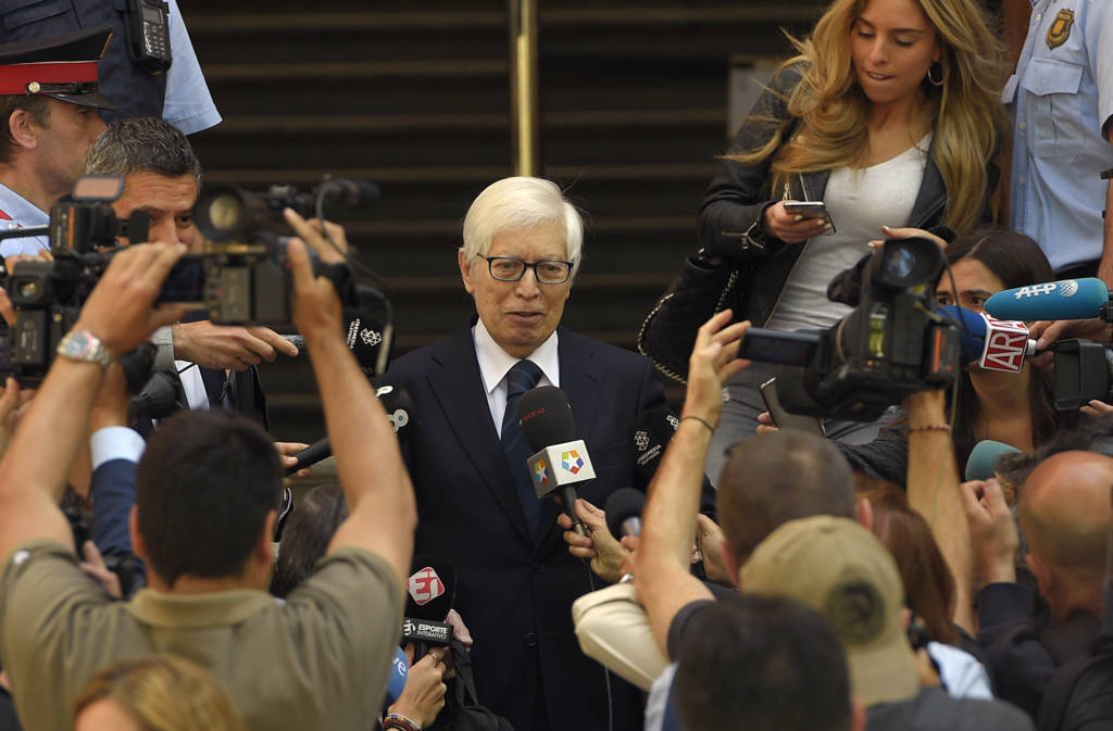 Advogados de Messi foram ao tribunal nesta quarta (Foto: Lluis Gene/AFP)