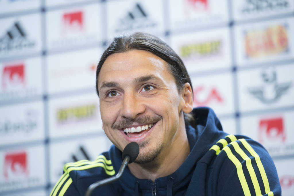 Ibra acabou com o suspense e finalmente revelou a camisa que defenderá na próxima temporada (Foto: Jonathan Nackstrand/AFP)