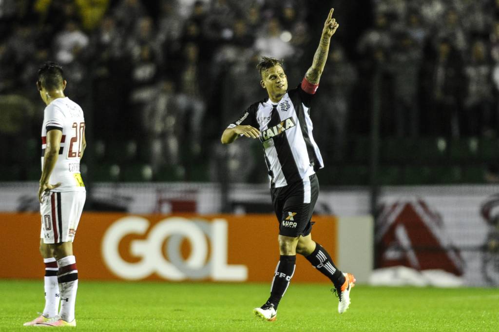 Gol de Rafael Moura para o Figueirense durante a partida entre Figueirense X São Paulo na noite desta quarta-feira (01) pela 5ª rodada da Série A do Campeonato Brasileiro 2016 em Florianópolis, Santa Catarina no Estádio Orlando Scarpelli. Foto: Eduardo Valente/FramePhoto
