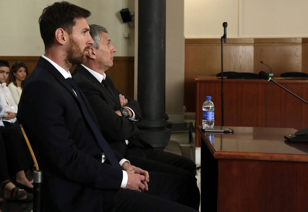 Messi e seu pai prestaram depoimento nesta quinta-feira (Foto: ALBERTO ESTEVEZ/AFP)