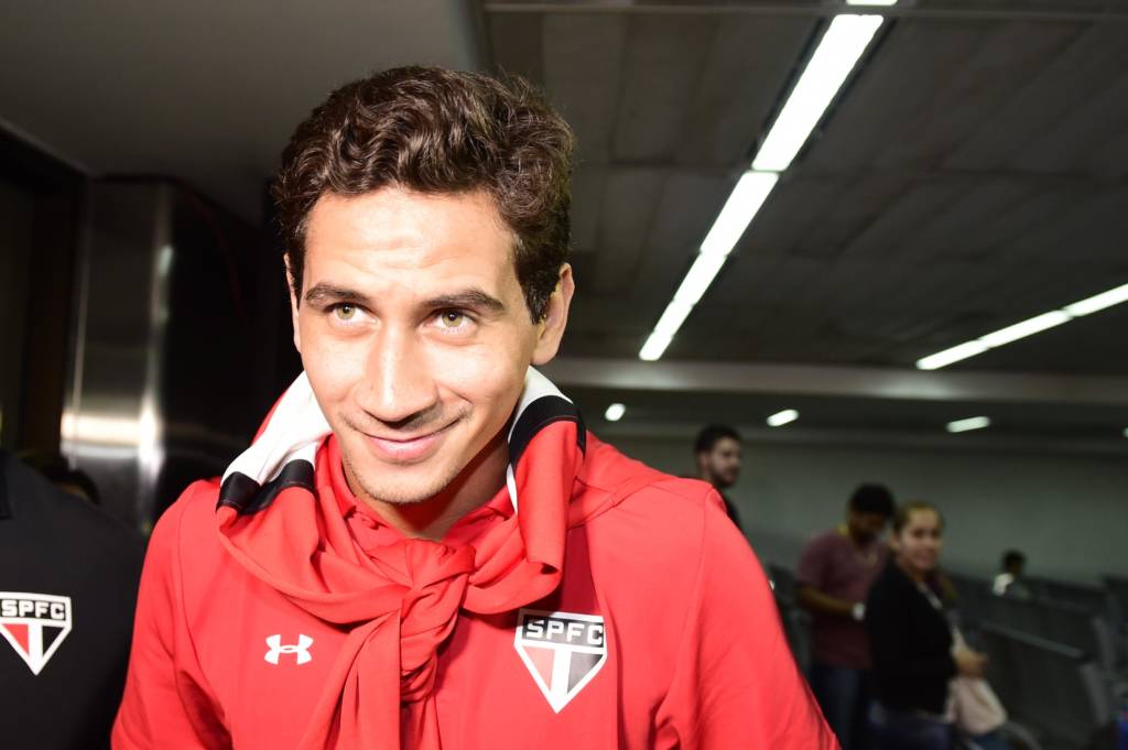 Paulo Henrique Lima, o Ganso, jogador do São Paulo FC, durante desembarque no Aeroporto Internacional Governador André Franco Montoro (Cumbica), em Guarulhos (SP). O Tricolor do Morumbi retorna do México, após a derrota, em 3 a 1, na partida contra o Toluca (MEX), válida pelas oitavas de final da Copa Libertadores da América 2016.