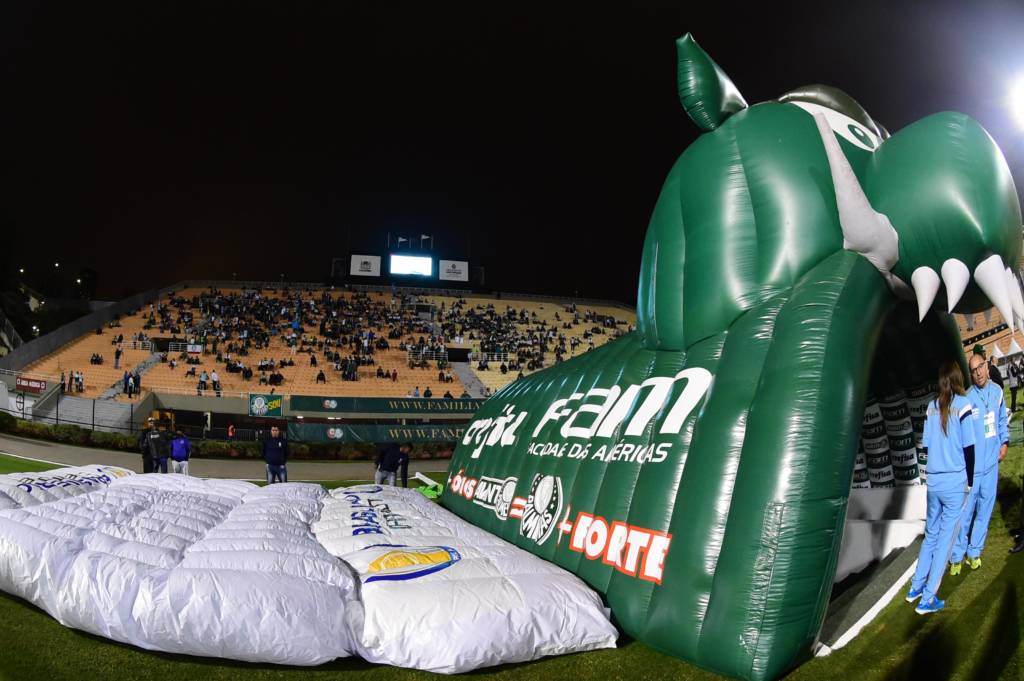 No telão do Pacaembu, ex-jogadores do Verdão relembraram a conquista de 1996 (Foto: Djalma Vassão/Gazeta Press)