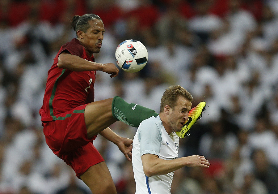 Entrada de Bruno Alves em Harry Kane deixou os portugueses com um jogador a menos (Foto: Adrian Dennis/AFP)