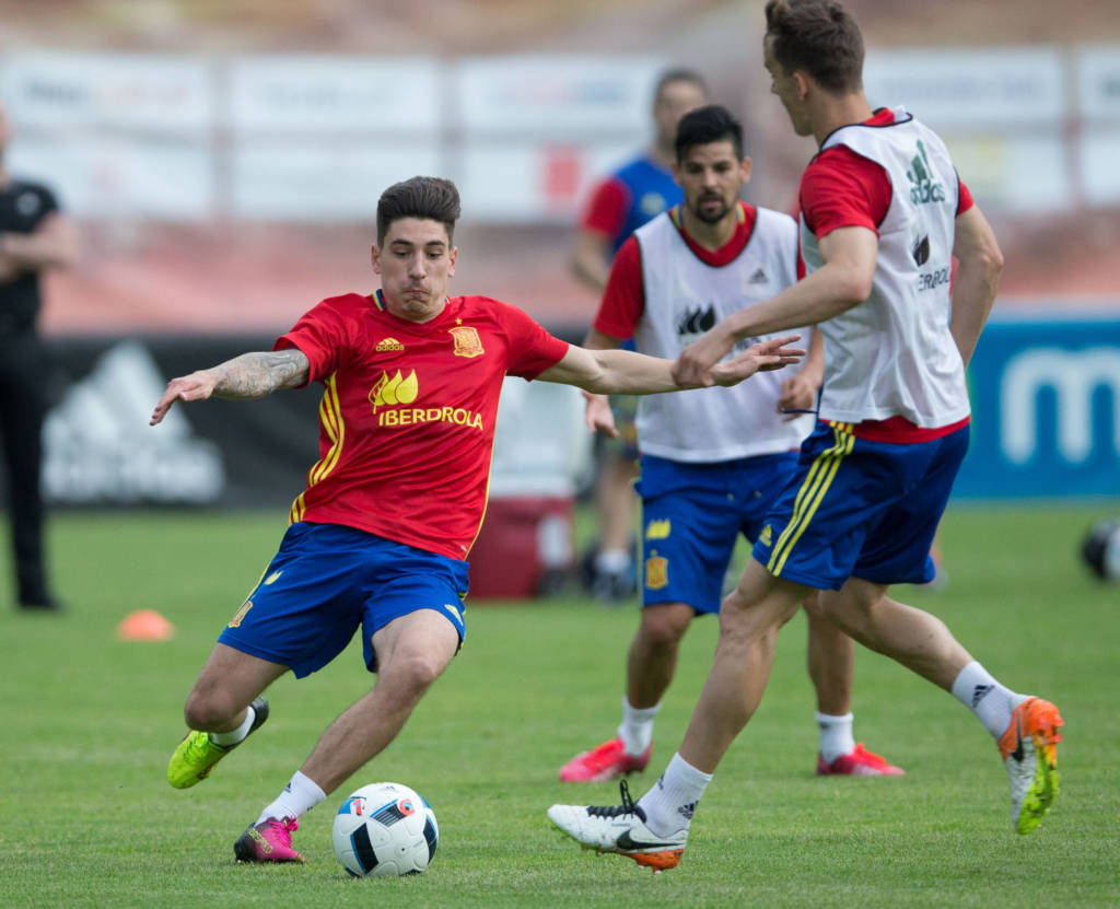 Bartra se encontra com a seleção da Espanha para a disputa da Eurocopa (Foto: PETER RINDERER /AFP)