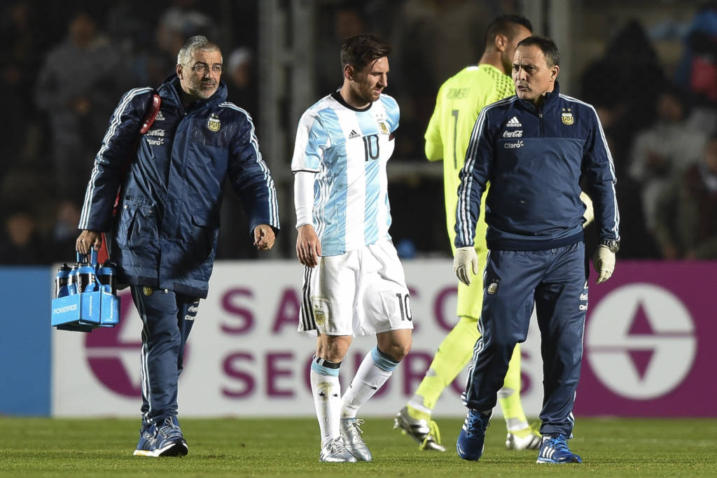 Messi se contundiu no amistoso contra o Chile (Foto: Eitan Abramovich/AFP) 