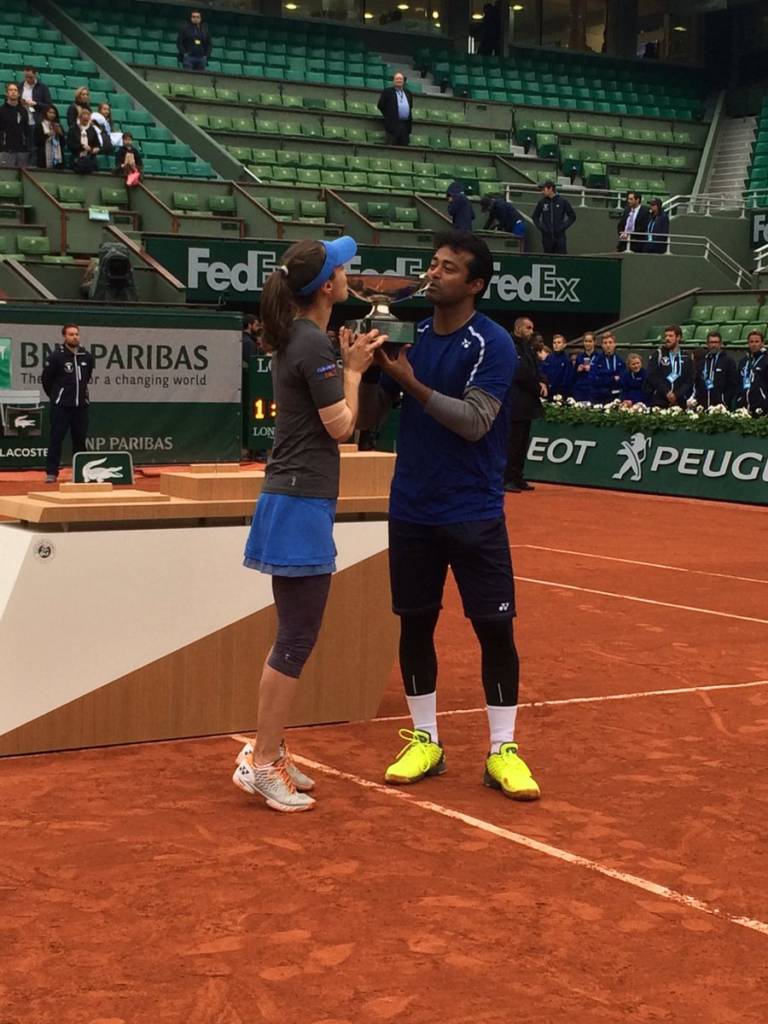 Hingis e Paes comemoram a conquista do Grand Slam francês (Foto: Divulgação)
