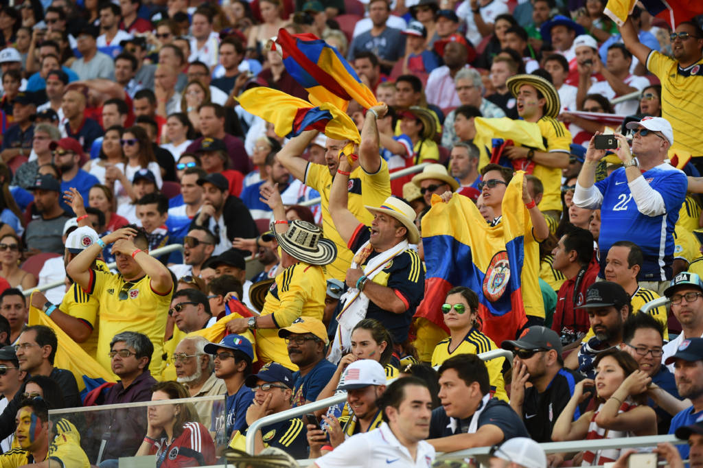 Os torcedores colombianos fizeram barulho no Estádio Levis, em Santa Clara (Foto: Mark Ralston/AFP)