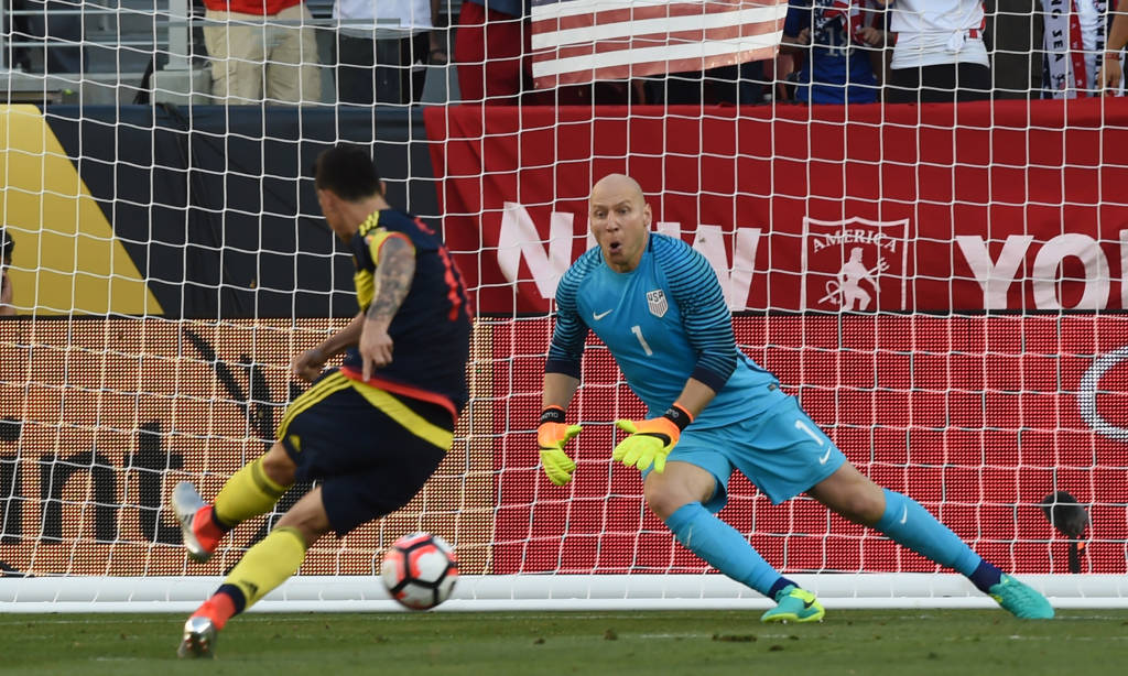 O meia James Rodríguez deslocou o goleiro Guzan em cobrança de pênalti (Foto: Mark Ralston/AFP)