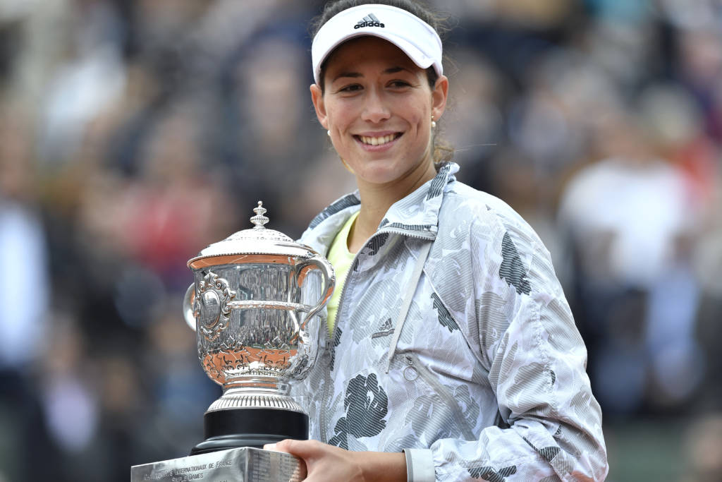Garbiñe Muguruza posa com seu primeiro troféu de Grand Slam da carreira (Foto: PHILIPPE LOPEZ/AFP)