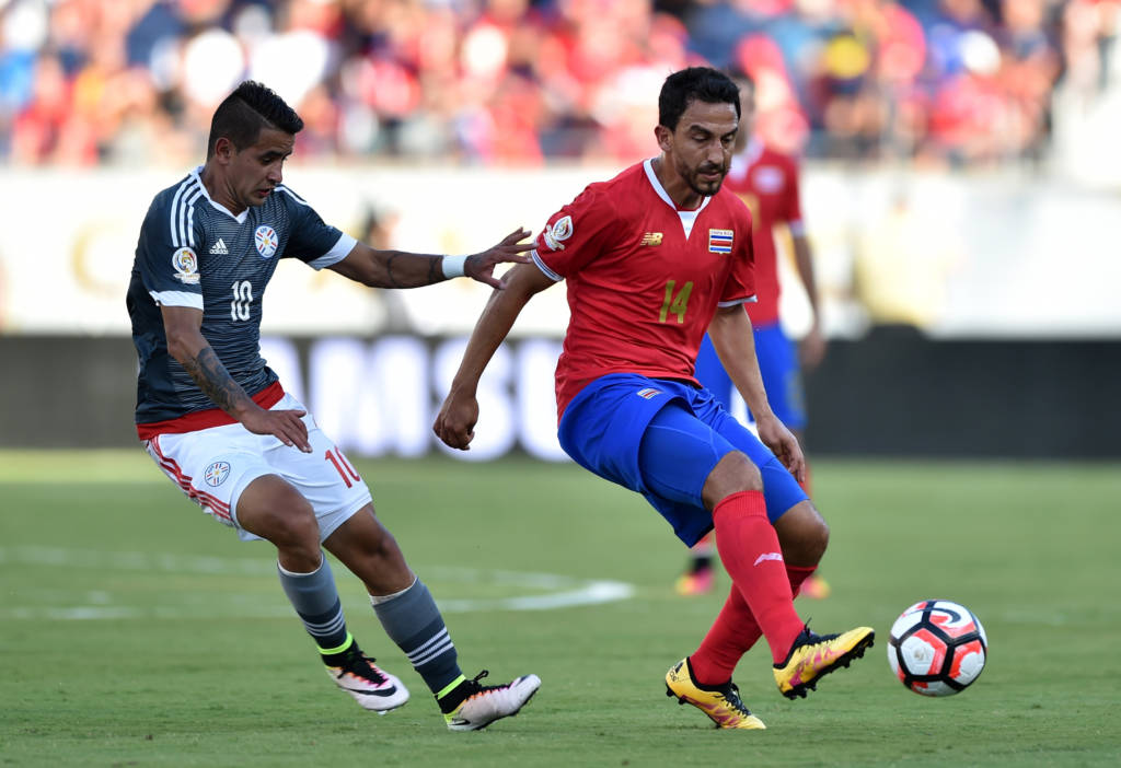 Costa Rica's Bryan Ruiz (R) and Paraguay's Paulo Cesar Da Silva vie for the ball during the Copa America Centenario football tournament in Orlando, Florida, on June 4, 2016. / AFP PHOTO / Hector RETAMAL