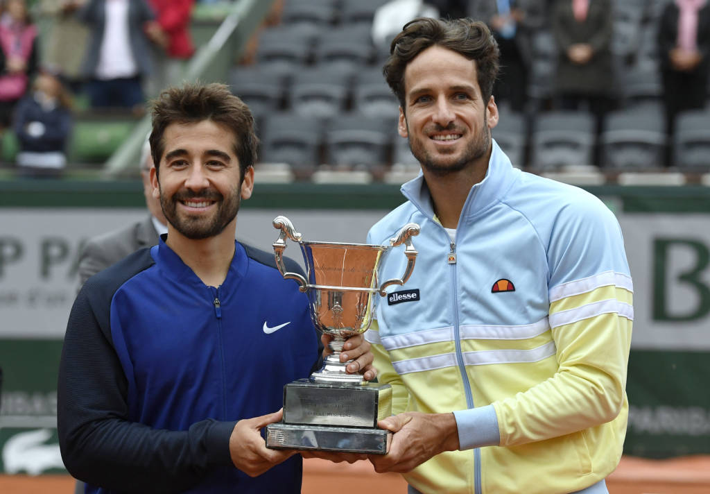 Marc e Feliciano López venceram os irmãos Bryan na final de Roland Garros (Foto: Miguel Medina/AFP)