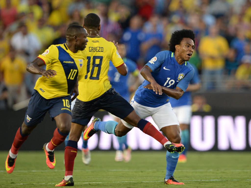 Brazil's Willian is fouled by Ecuador's Carlos Gruezo during their Copa America Centenario football tournament match, at the Rose Bowl stadium in Pasadena, California, United States, on June 4, 2016. / AFP PHOTO / Robyn Beck