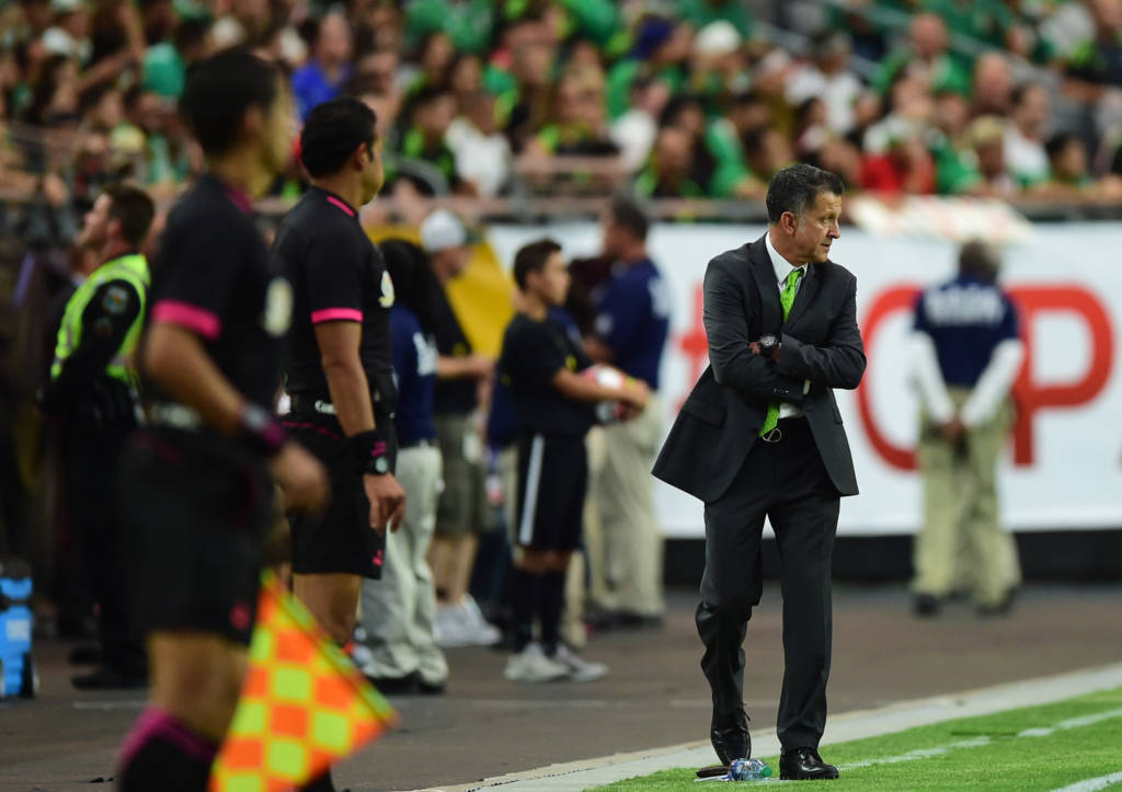 Mexico's coach Juan Carlos Osorio (R) is pictured during the Copa America Centenario football tournament match against Uruguay in Glendale, Arizona, United States, on June 5, 2016. / AFP PHOTO / Nelson ALMEIDA
