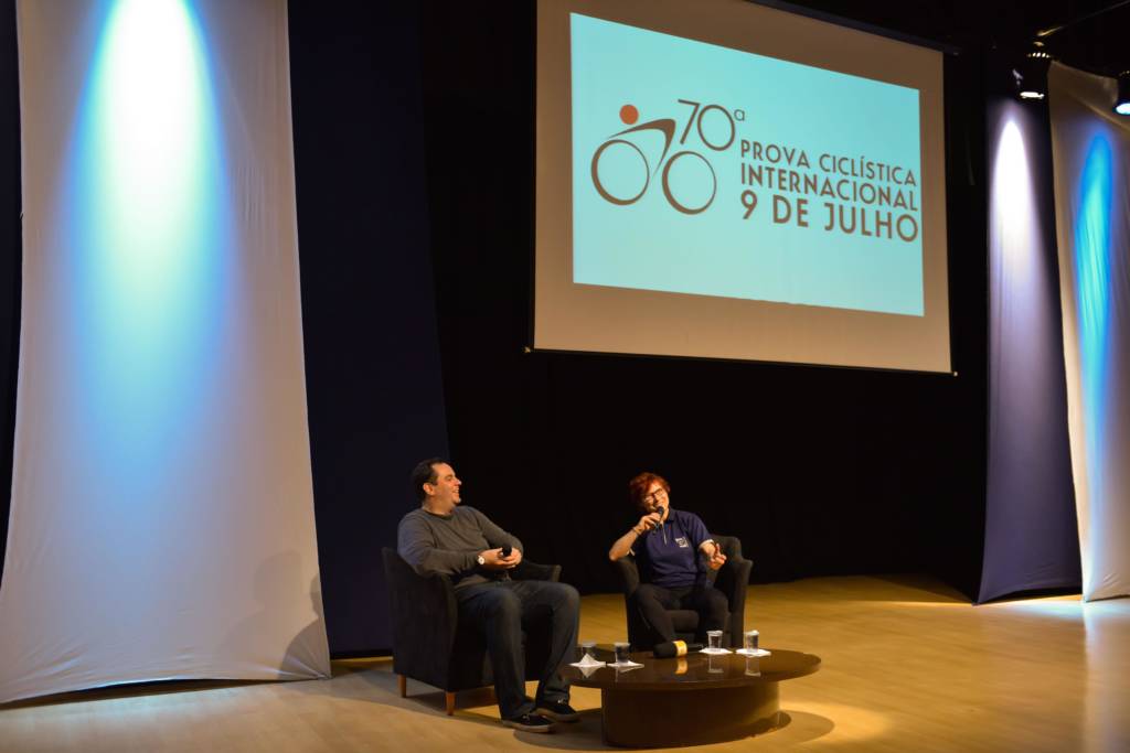 Renata Falzoni e Marcos Gurgel durante o congresso técnico da 70º Prova Ciclística 9 de Julho, realizado no teatro Cásper Líbero no prédio da Fundação Cásper Líbero na Avenida Paulista. 05/06/2016 - Foto: Marcelo Ferrelli/Gazeta Press