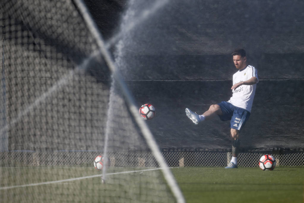 Na Argentina, a escalação de Messi contra o Chile é tida como um milagre (foto: Tony Avelar/AFP)