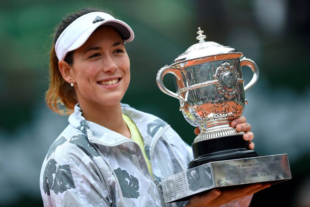 Spain's Garbine Muguruza poses with the trophy after winning the women's final match against US player Serena Williams at the Roland Garros 2016 French Tennis Open in Paris on June 4, 2016. / AFP PHOTO / MIGUEL MEDINA
