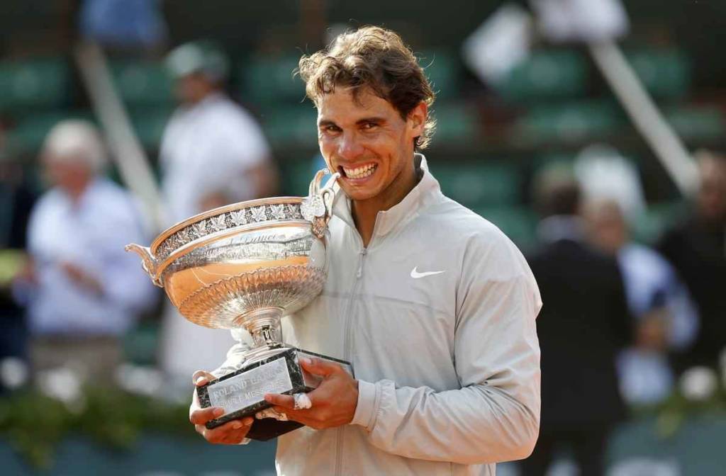 Um dos maiores tenistas da história e o maior do saibro, o espanhol Rafael Nadal fechou o Career Slam aos 24 anos, com a conquista do US Open em 2010, fato que se repetiria em 2013. No saibro, o Touro Miúra é uma lenda, pois foi nove vezes campeão de Roland Garros, maior número de títulos de um único Major na história. Além disso, o canhoto é bicampeão do Wimbledon e ganhou uma vez o Aberto da Austrália (Foto: Dominique Faget/AFP)