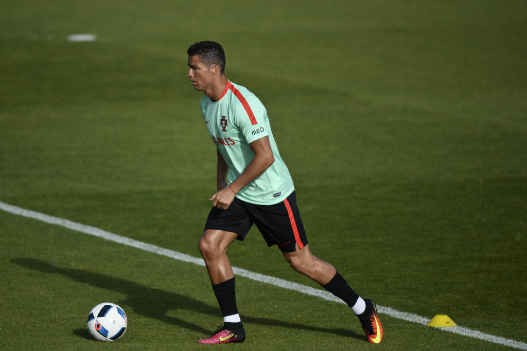 Cristiano Ronaldo já está treinando com o grupo, mas não deve entrar em campo (Foto: Patricia de Melo Moreira/AFP) 