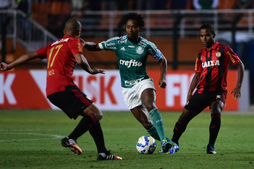 Zé Roberto (C), jogador do Palmeiras, durante partida contra o Sport, válida pela trigésima segunda rodada do Campeonato Brasileiro 2015.