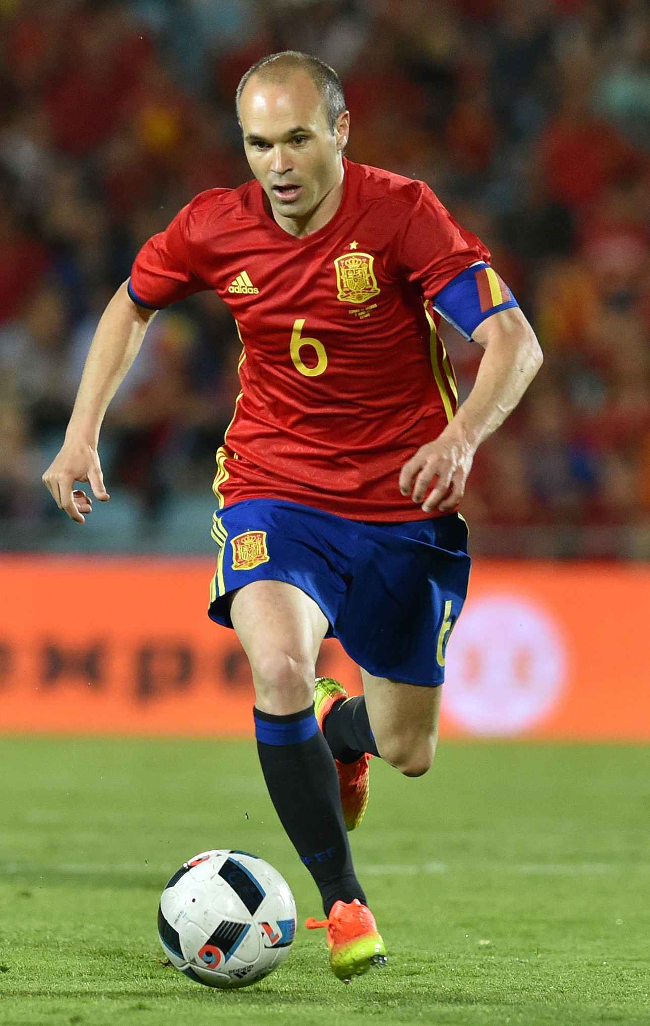 Iniesta é a aposta de Marcos Senna para destaque na Euro (Foto: Gerard Julien/AFP)