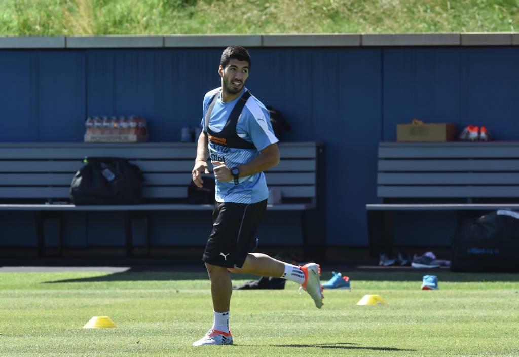 Luis Suárez participou do treino com a seleção do Uruguai, nesta quarta-feira, mas não jogará contra a Venezuela (Foto: Nicholas Kamm/AFP)