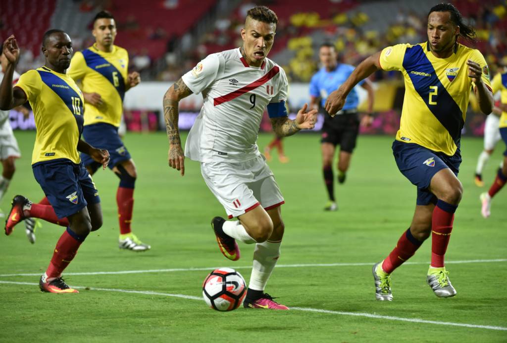 Peru's Paolo Guerrero (C) and Ecuador's Arturo Mina vie for the ball during the Copa America Centenario football tournament match in Glendale, Arizona, United States, on June 8, 2016. / AFP PHOTO / Nelson ALMEIDA