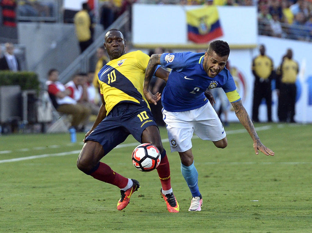 Em sua estreia como capitão da Seleção Brasileira, Daniel Alves disputa bola na partida entre Brasil e Haiti, que terminou em 0 a 0 (Foto: Kevork Djansezian/AFP)