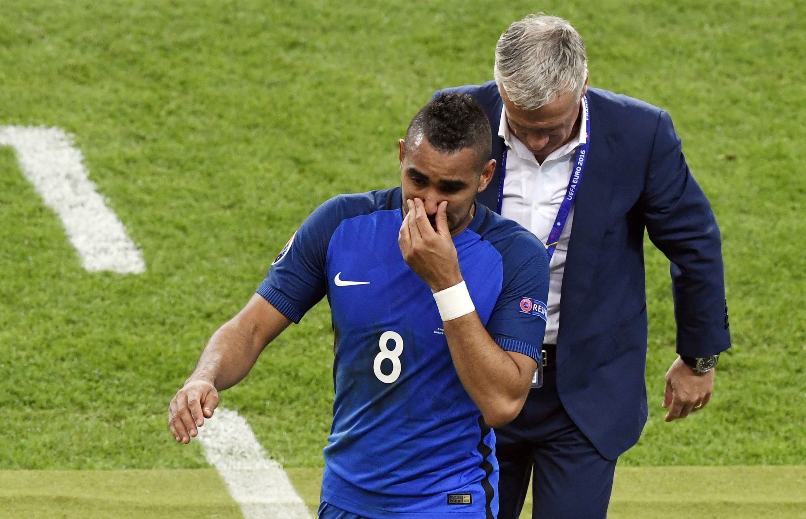 Autor do gol da vitória francesa na estreia se emociona após marcar (Foto: Miguel Medina/ AFP)