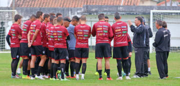 Estevam comandou primeiro treinamento neste sexta e estreia no sábado (Leonardo Costa/Tupi FC)