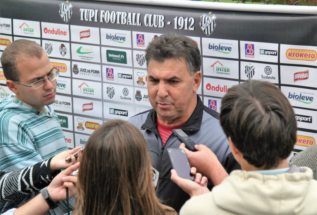 Aniversariante do dia, treinador vai analisar elenco antes de pedir reforços (Felipe Couri/Tupi FC)