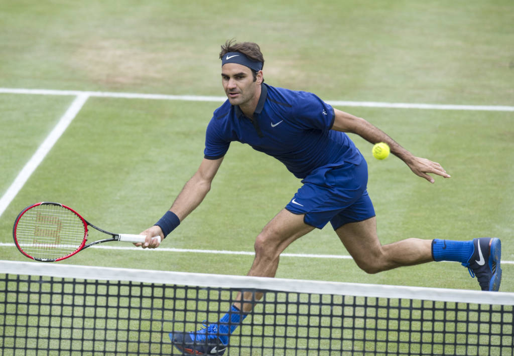 Federer voltou às quadras após um mês longe das quadras (Foto: Thomas Kienzle/AFP)