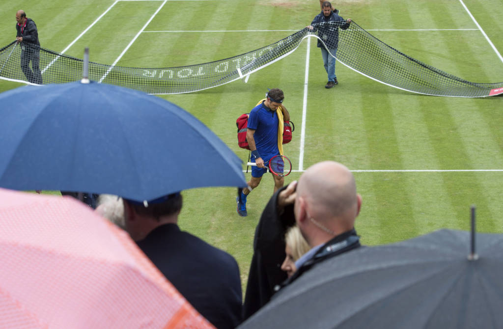 Chuva paralisou por duas vezes o jogo (Foto: Thomas Kienzle/AFP)