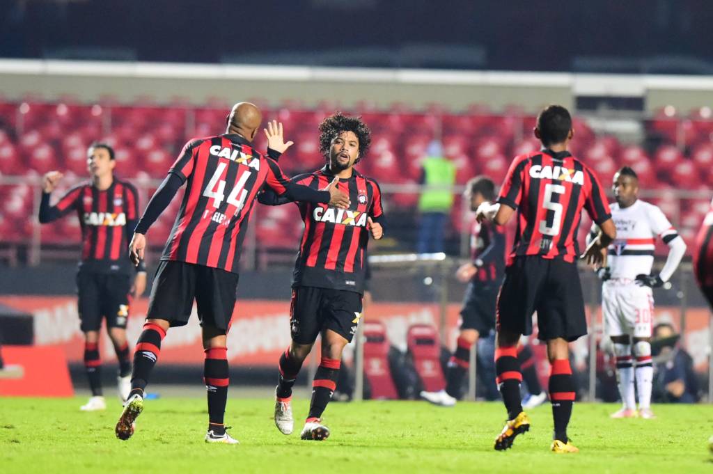 O volante Otávio fez o primeiro dos dois gols do Furacão na virada sobre o Tricolor (Foto: Sergio Barzaghi/Gazeta Press)