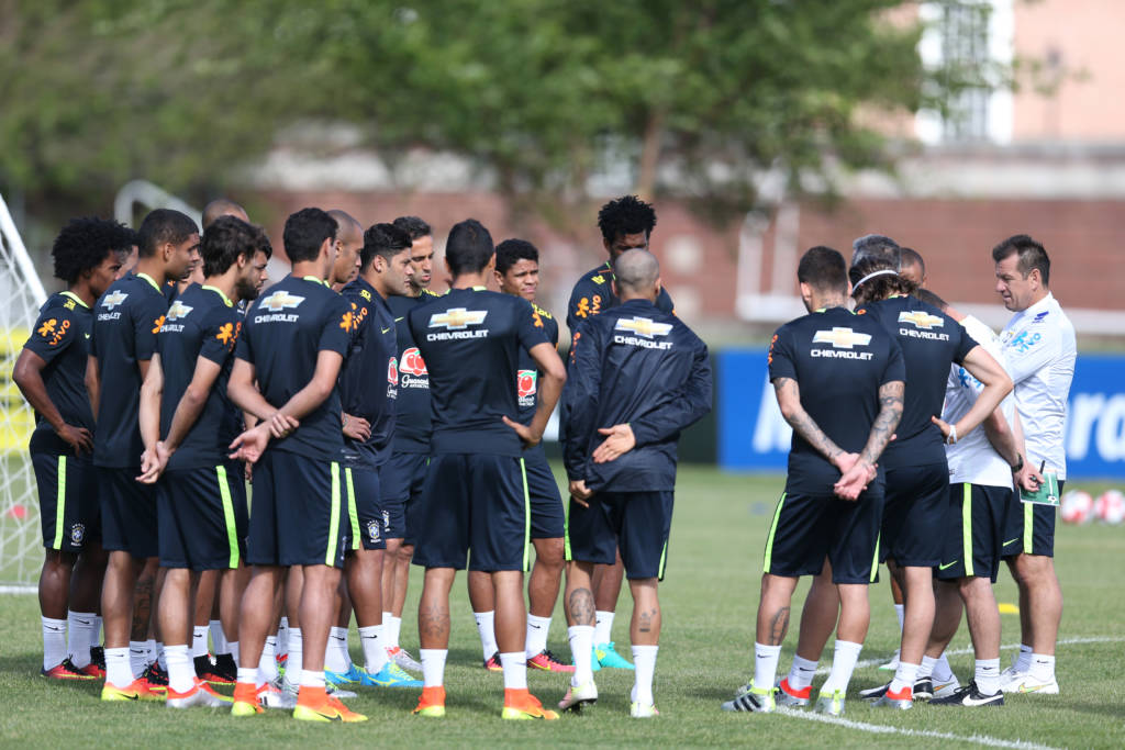 Ambiente ficou mais leve, mas Dunga pregou seriedade contra o Peru (foto: Lucas Figueiredo/Mowa Press)